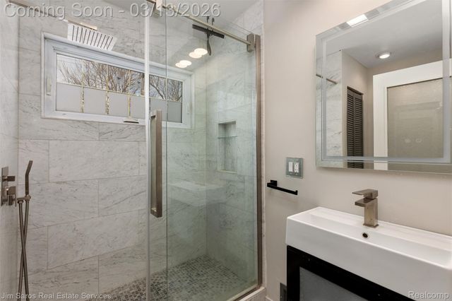 2204 Roslyn Road, Grosse Pointe Woods, MI 48236