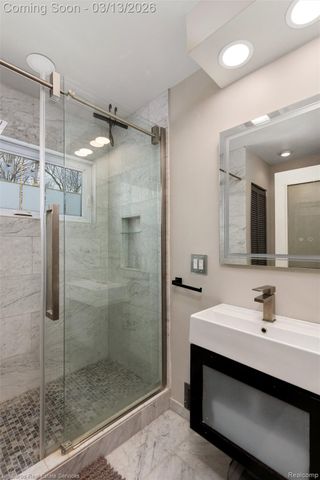 2204 Roslyn Road, Grosse Pointe Woods, MI 48236