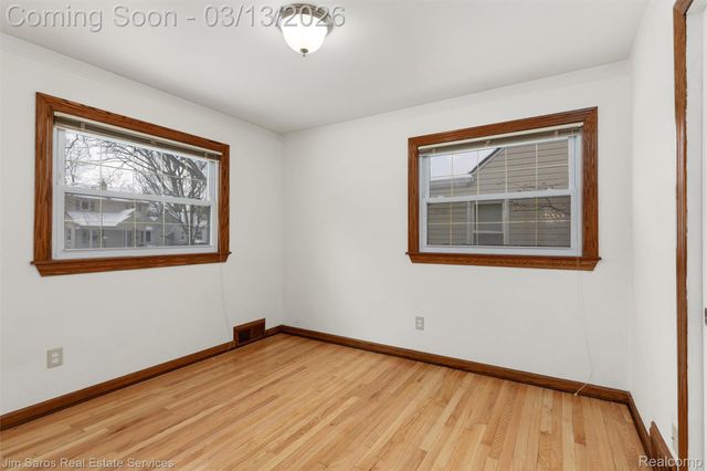 2204 Roslyn Road, Grosse Pointe Woods, MI 48236