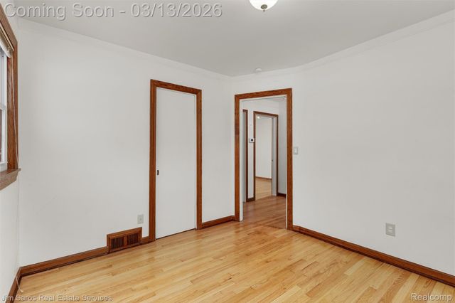 2204 Roslyn Road, Grosse Pointe Woods, MI 48236