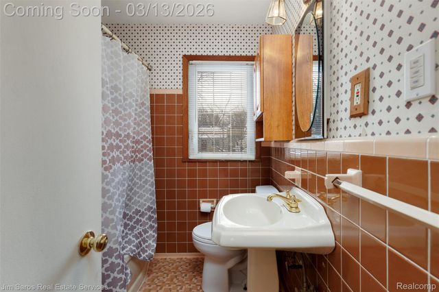 2204 Roslyn Road, Grosse Pointe Woods, MI 48236