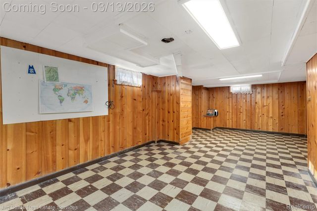 2204 Roslyn Road, Grosse Pointe Woods, MI 48236