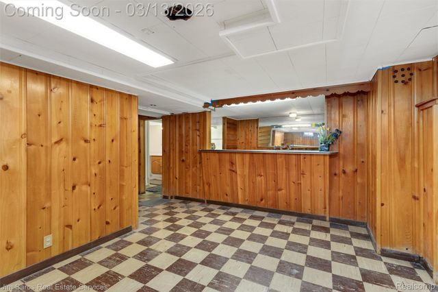 2204 Roslyn Road, Grosse Pointe Woods, MI 48236