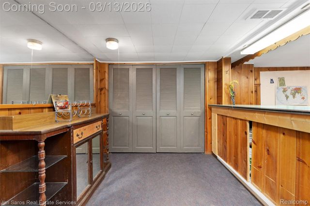 2204 Roslyn Road, Grosse Pointe Woods, MI 48236