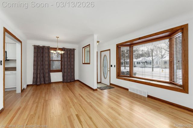 2204 Roslyn Road, Grosse Pointe Woods, MI 48236