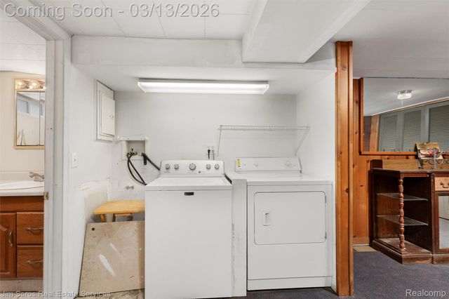 2204 Roslyn Road, Grosse Pointe Woods, MI 48236