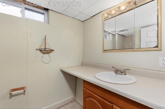 2204 Roslyn Road, Grosse Pointe Woods, MI 48236