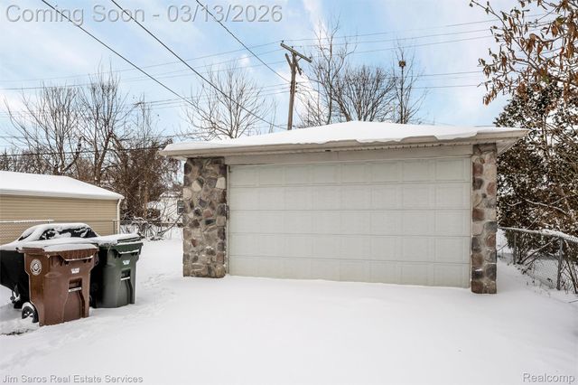 2204 Roslyn Road, Grosse Pointe Woods, MI 48236