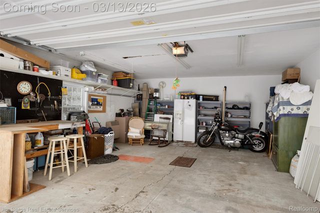 2204 Roslyn Road, Grosse Pointe Woods, MI 48236