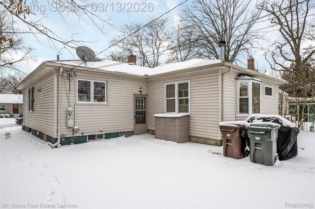 2204 Roslyn Road, Grosse Pointe Woods, MI 48236