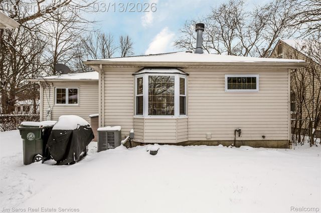 2204 Roslyn Road, Grosse Pointe Woods, MI 48236