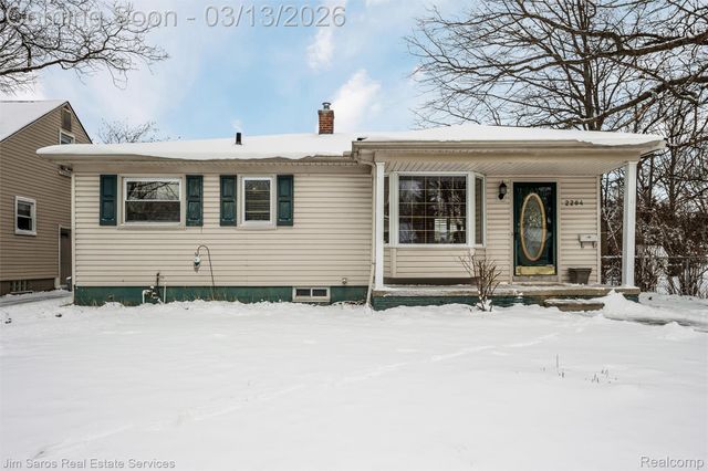 2204 Roslyn Road, Grosse Pointe Woods, MI 48236