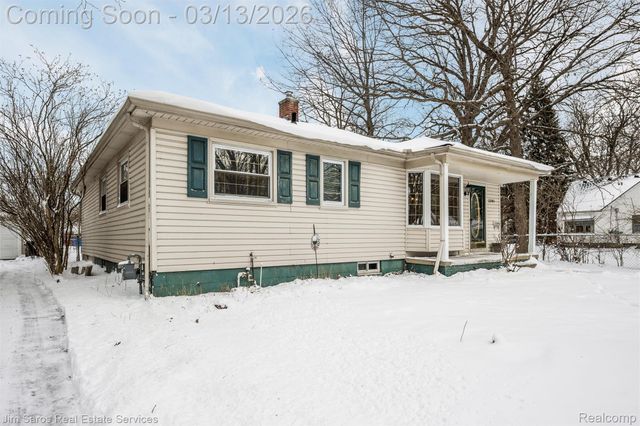 2204 Roslyn Road, Grosse Pointe Woods, MI 48236