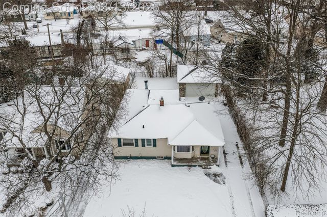 2204 Roslyn Road, Grosse Pointe Woods, MI 48236