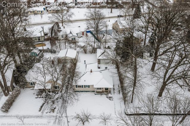 2204 Roslyn Road, Grosse Pointe Woods, MI 48236