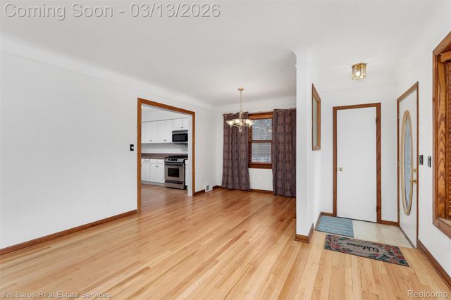 2204 Roslyn Road, Grosse Pointe Woods, MI 48236