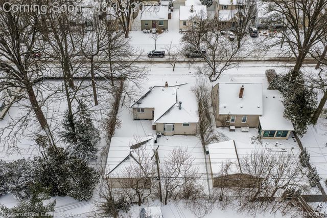 2204 Roslyn Road, Grosse Pointe Woods, MI 48236