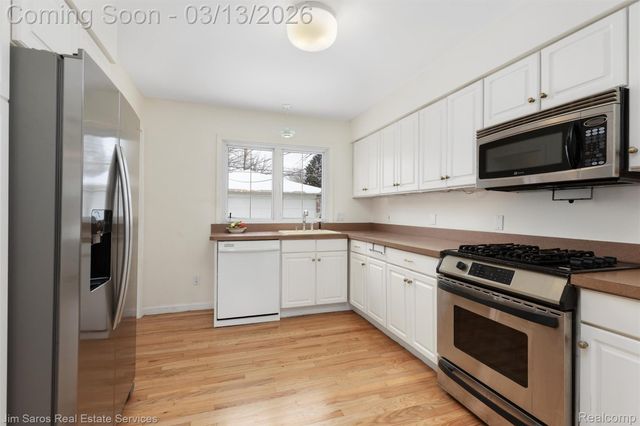 2204 Roslyn Road, Grosse Pointe Woods, MI 48236