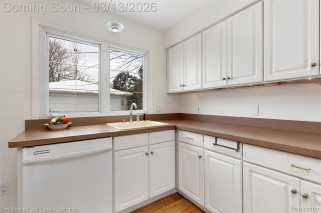 2204 Roslyn Road, Grosse Pointe Woods, MI 48236