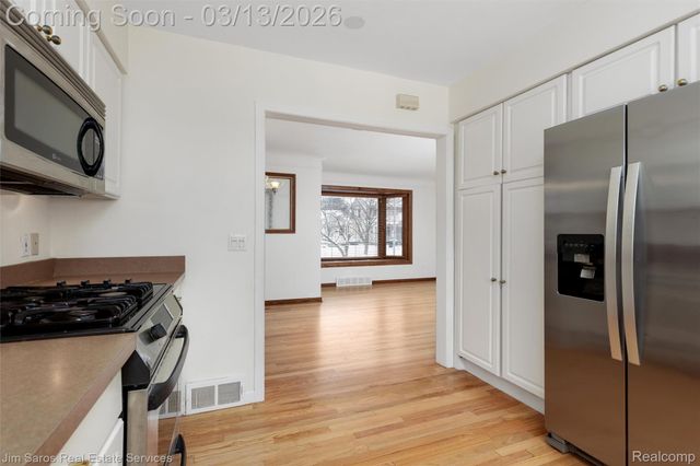 2204 Roslyn Road, Grosse Pointe Woods, MI 48236