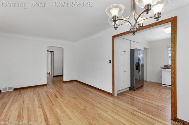 2204 Roslyn Road, Grosse Pointe Woods, MI 48236