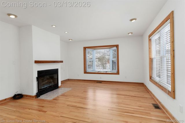 2204 Roslyn Road, Grosse Pointe Woods, MI 48236