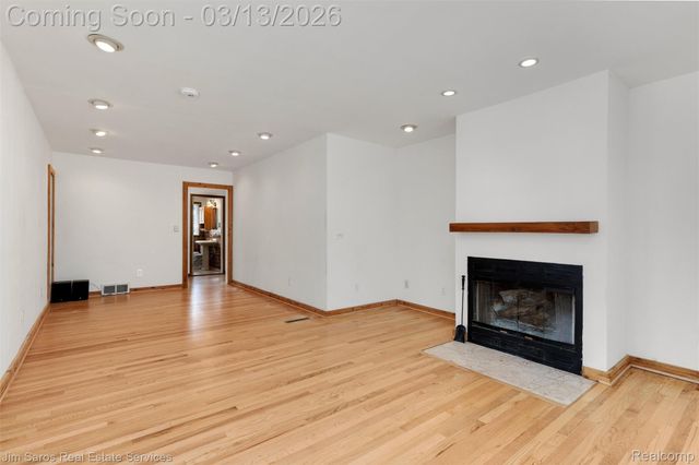 2204 Roslyn Road, Grosse Pointe Woods, MI 48236