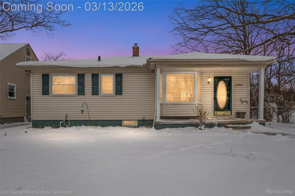 2204 Roslyn Road, Grosse Pointe Woods, MI 48236