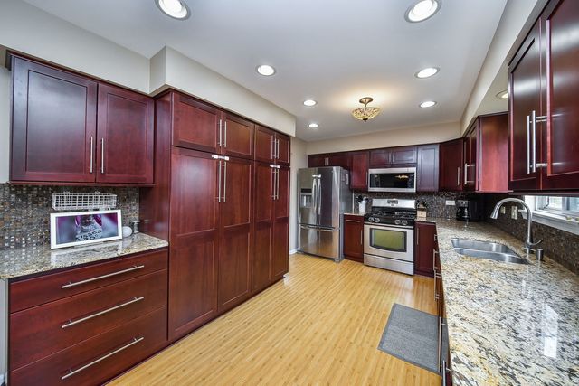 1140 Lakewood Circle, Naperville, IL 60540