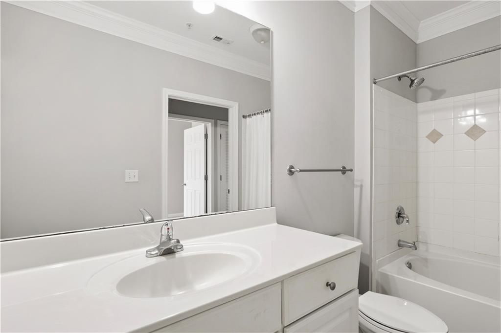 Image 13 of property listing at 4102 Westchester Ridge NE, Brookhaven, GA 30329
