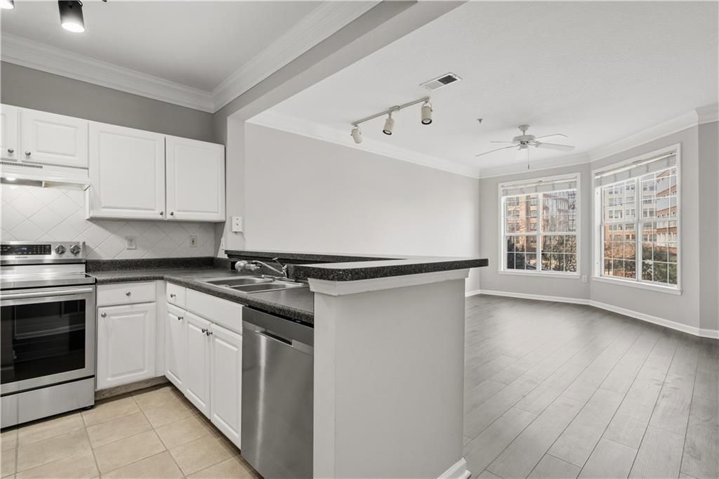 Image 3 of property listing at 4102 Westchester Ridge NE, Brookhaven, GA 30329