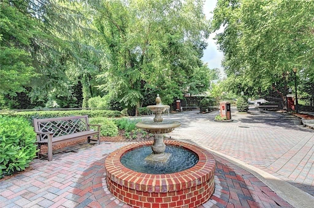 Image 33 of property listing at 4102 Westchester Ridge NE, Brookhaven, GA 30329