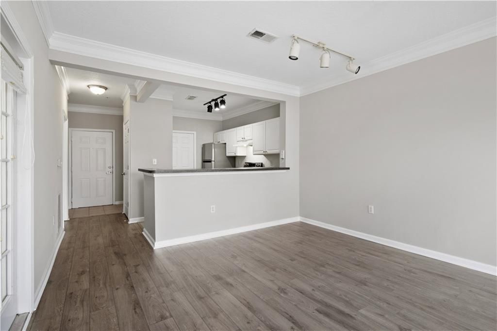 Image 6 of property listing at 4102 Westchester Ridge NE, Brookhaven, GA 30329
