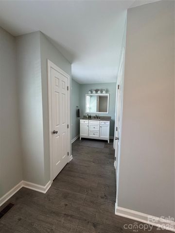 2705 N Center Street 36, Hickory, NC 28601
