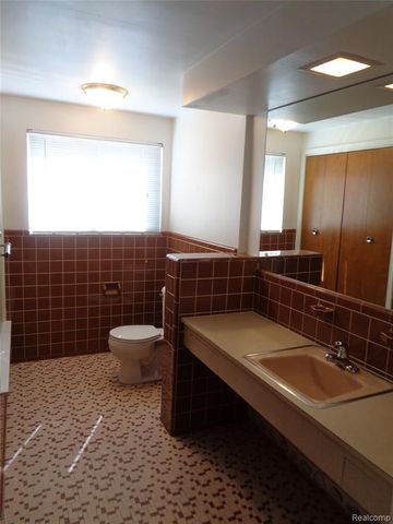 31750 Coronet, Farmington Hills, MI 48334