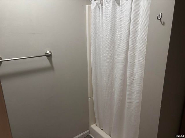 205 S Emerald Ln Lane, Carbondale, IL 62901