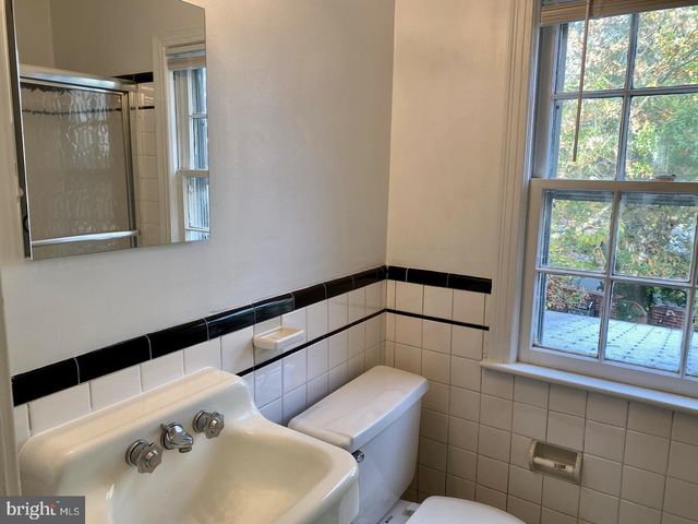 1047 N MONROE ST, Arlington, VA 22201