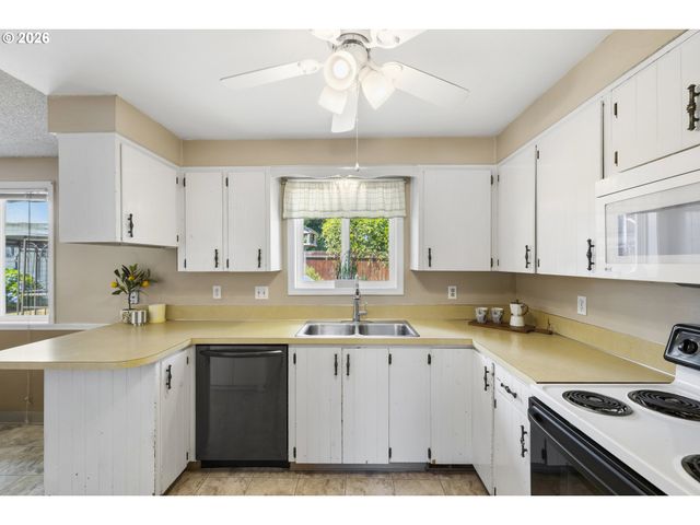 1040 Ne 12TH Pl, Canby, OR 97013