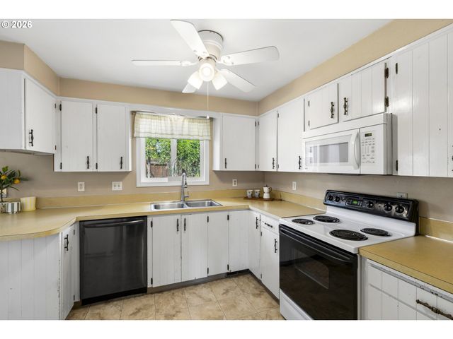1040 Ne 12TH Pl, Canby, OR 97013