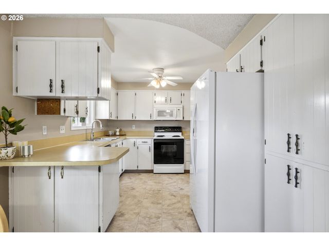 1040 Ne 12TH Pl, Canby, OR 97013