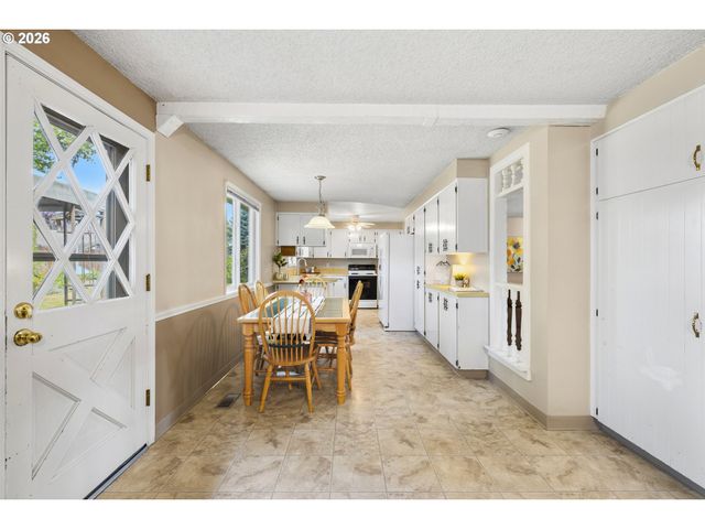 1040 Ne 12TH Pl, Canby, OR 97013