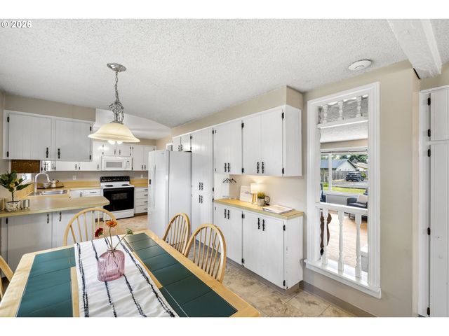 1040 Ne 12TH Pl, Canby, OR 97013
