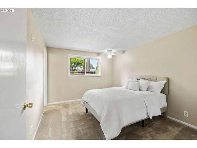 1040 Ne 12TH Pl, Canby, OR 97013