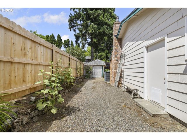 1040 Ne 12TH Pl, Canby, OR 97013
