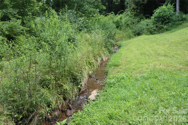 9 Wooded Valley Lane, Burnsville, NC 28714