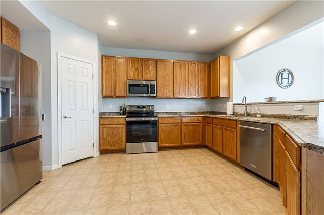 5471 Lucknow Drive, Clay, NY 13041