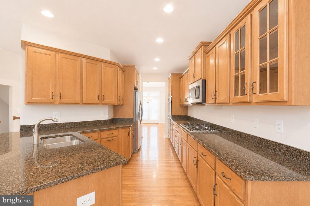 Image 10 of property listing at 184 AUTUMN VIEW DR, Gaithersburg, MD 20878