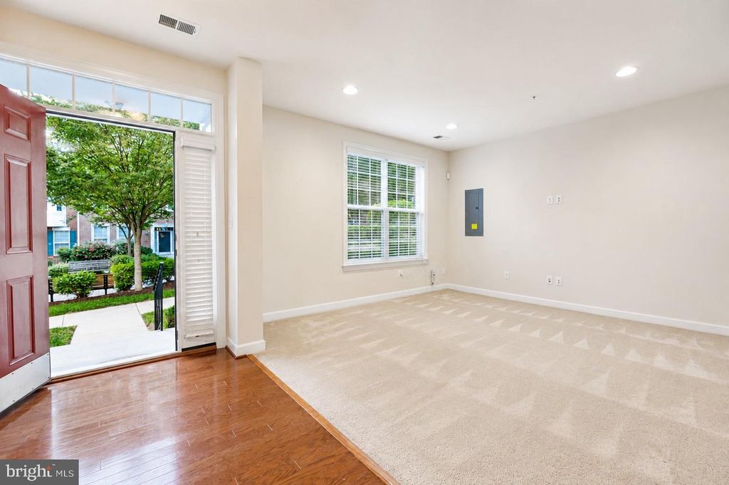 Image 3 of property listing at 184 AUTUMN VIEW DR, Gaithersburg, MD 20878