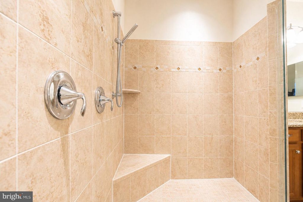 Image 34 of property listing at 184 AUTUMN VIEW DR, Gaithersburg, MD 20878