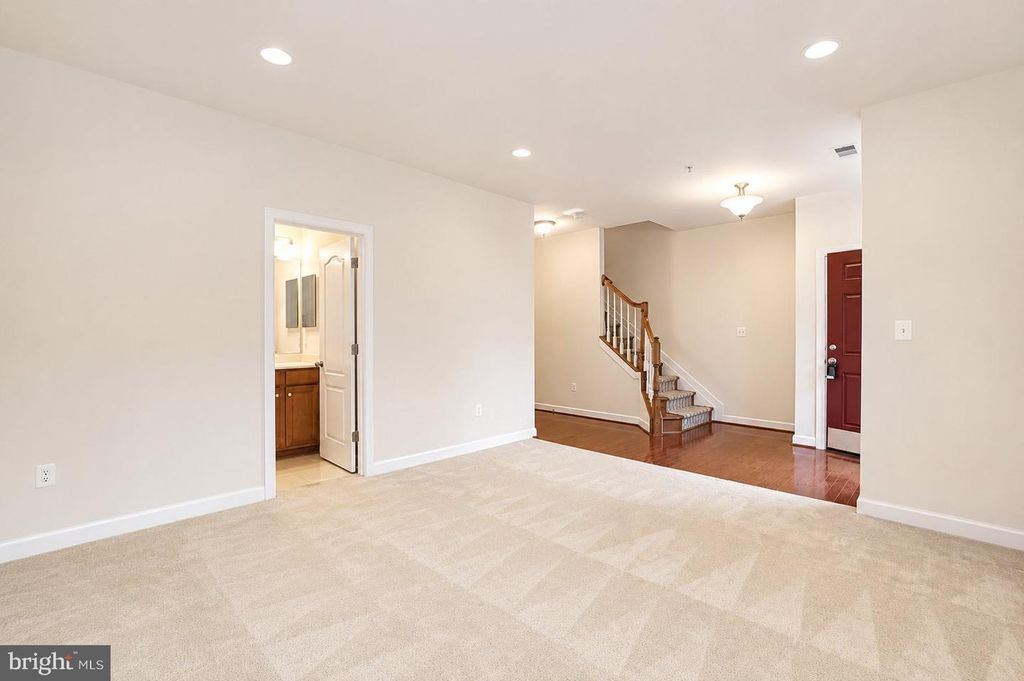 Image 4 of property listing at 184 AUTUMN VIEW DR, Gaithersburg, MD 20878